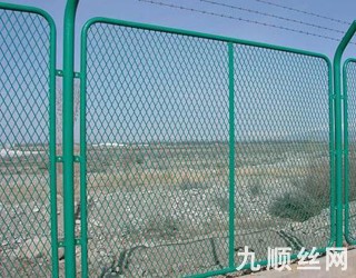 鋼板網護欄3.jpg 鋼板網護欄3.jpg