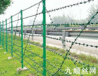 刺鐵絲護(hù)欄4.jpg 刺鐵絲護(hù)欄4.jpg