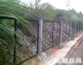 鐵路防護柵欄1.jpg 鐵路防護柵欄1.jpg